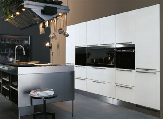 Antonio Citterio from Arclinea makes cabinets tops for cooking lighting in good position