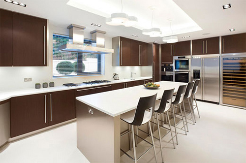 Brown kitchen colors provides warmth and comfort equipped with the peninsula