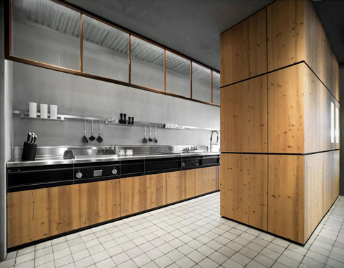 Knotty Pine Kitchen in Natural Skin with innovative metal structure By Minacciolo