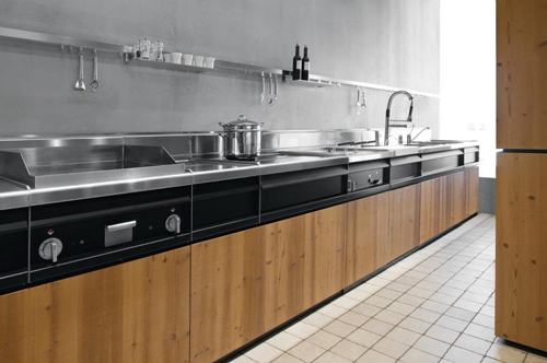 Knotty Pine Kitchen in Natural Skin with innovative metal structure