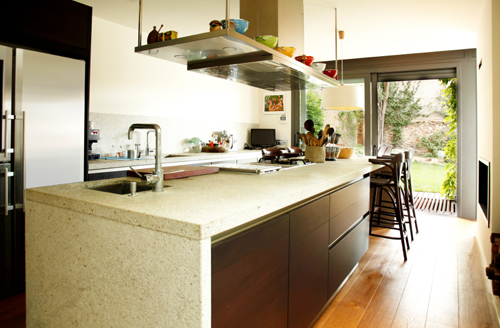 granite placed vertically in this modern kitchen